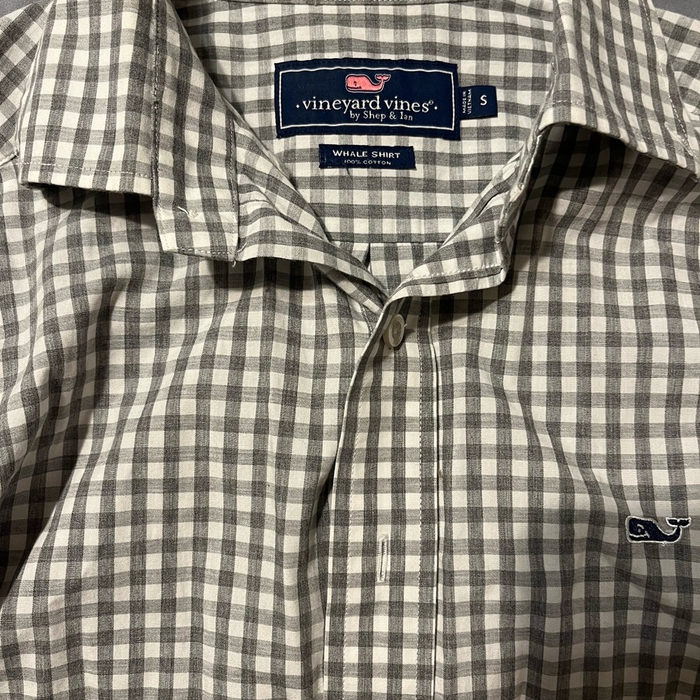 Men’s Vineyard Vines Gray /White button down shirt worn once